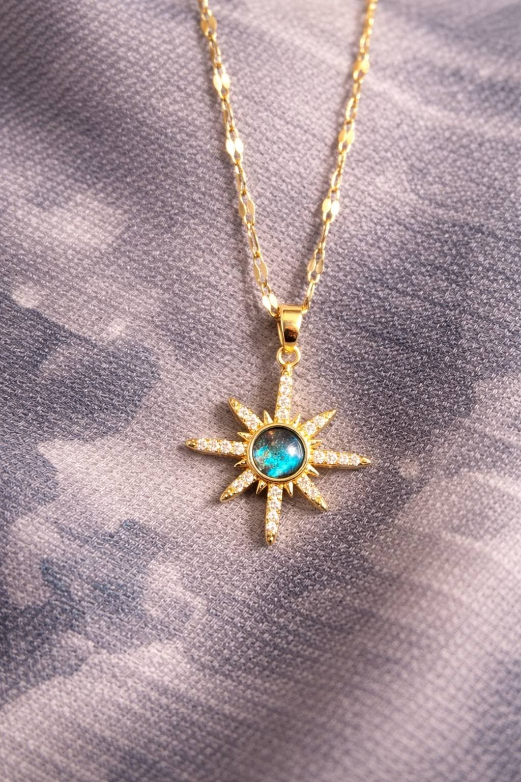 Pendentif et sa chaine soleil en acier inoxydable dorée